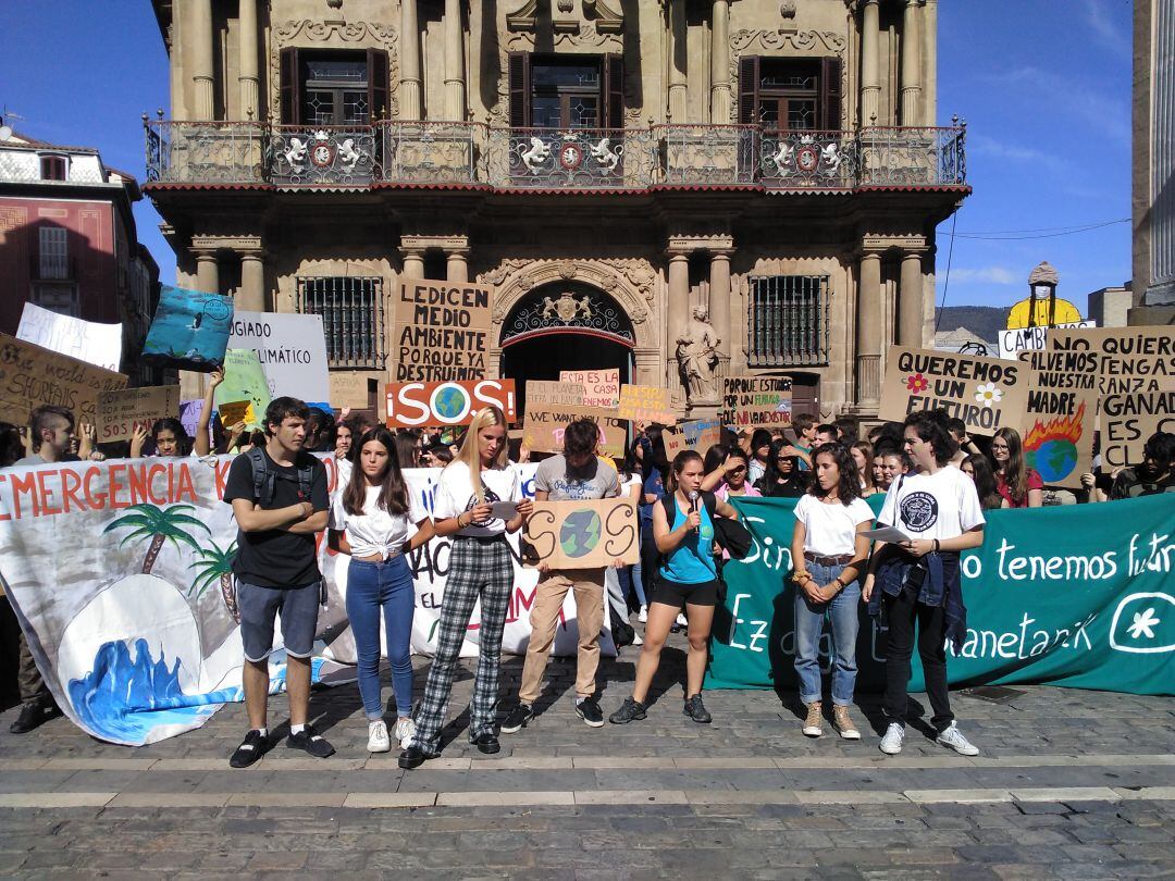 Jóvenes durante la concentración contra el cambio climático en Pamplona