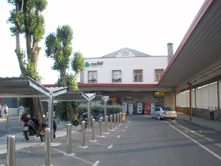 Entrada a la estación de cercanías, en cuyo parking, situado a la derecha, se construirá parte de la futura estación de autobuses de Irun. 