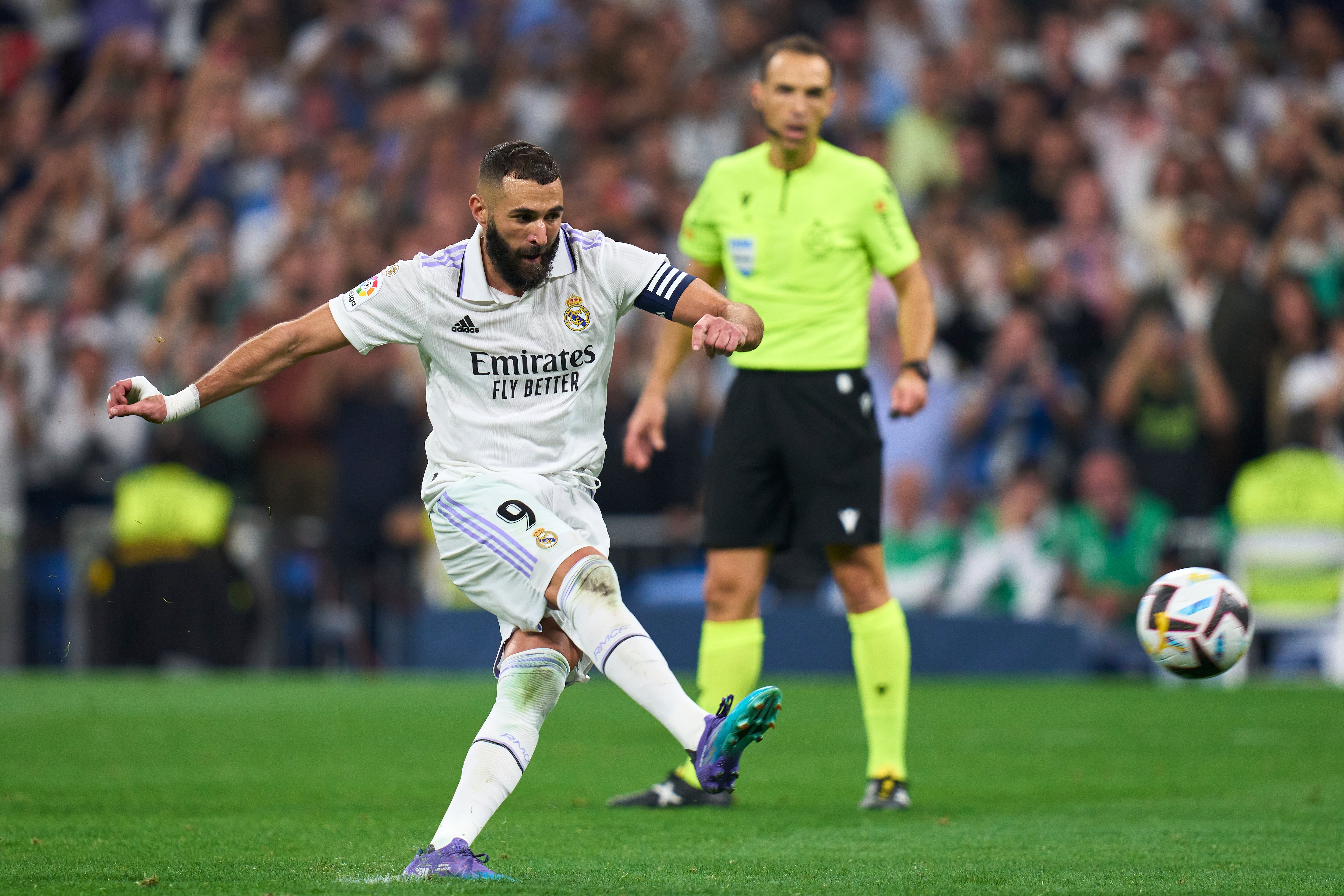 Karim Benzema ejecuta el lanzamiento desde los 11 metros ante Osasuna.