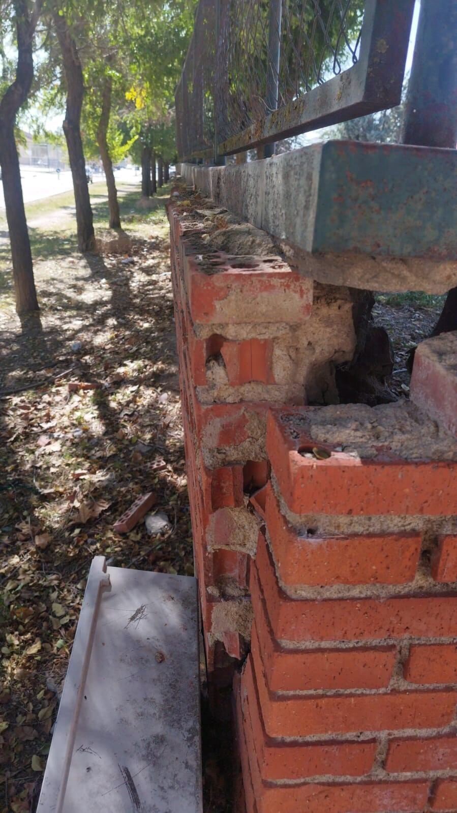 Daños en el muro del CEIP San Gil de Cuéllar