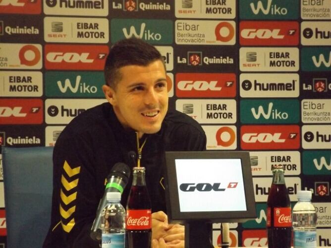 El lateral zurdo del Eibar, Abraham Minero durante la rueda de prensa en las instalaciones de Ipurua