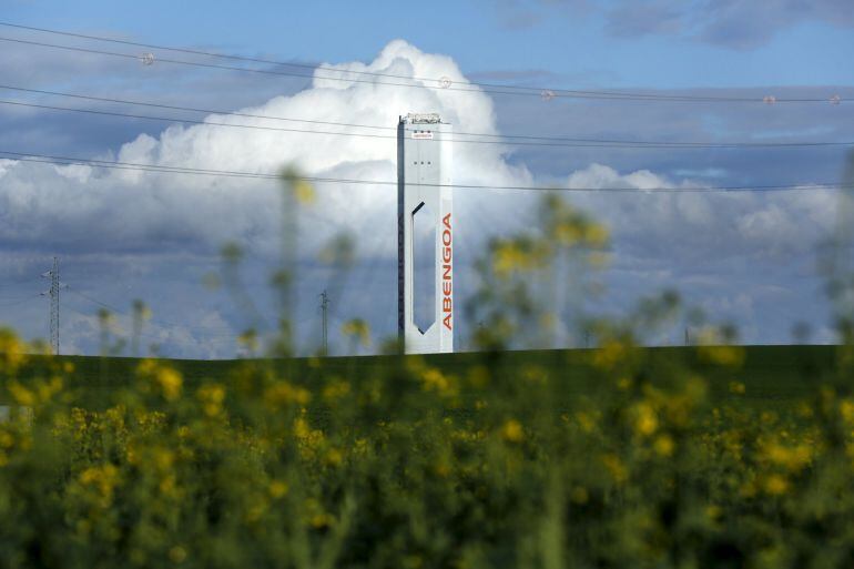 Una de las torres de la planta solar de Solúcar, de Abenoga, en Sanlúcar la Mayor 