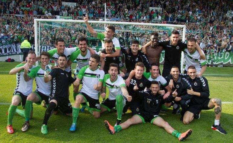 Los jugadores racinguistas celebran el primer pusto