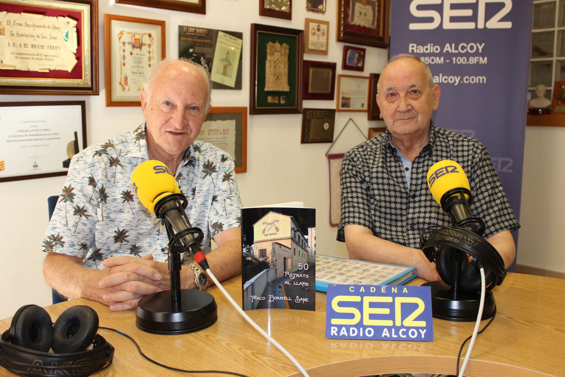 Paco Borrell y Armando Soler con un ejemplar del libro en el estudio central de Radio Alcoy