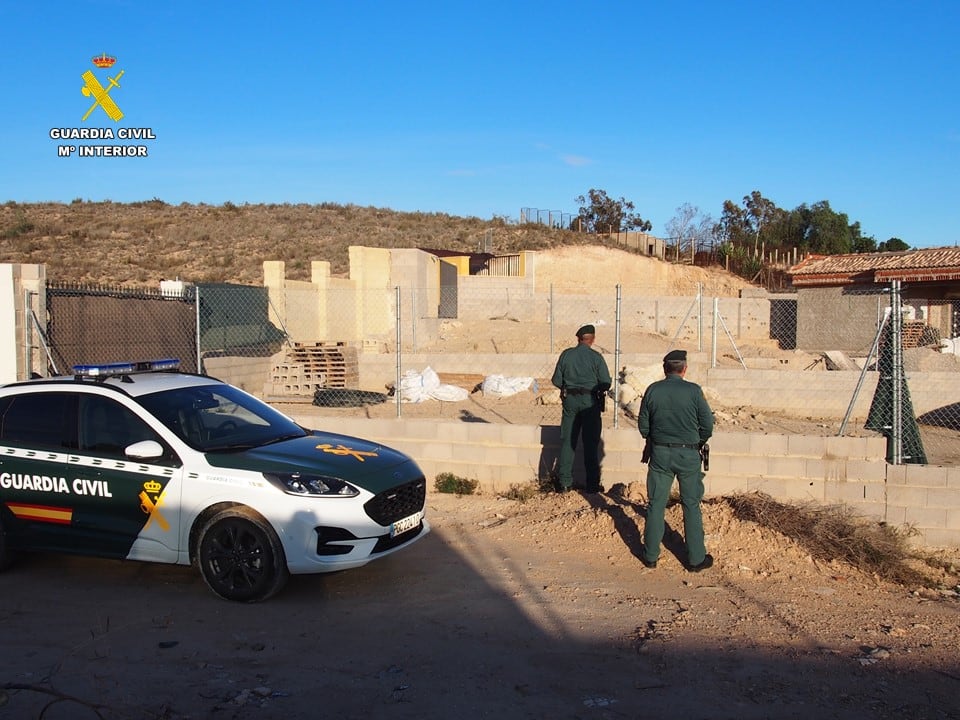 Agentes de la Guardia Civil durante la operación contra los asentamientos ilegales en las partidas rurales de Alicante