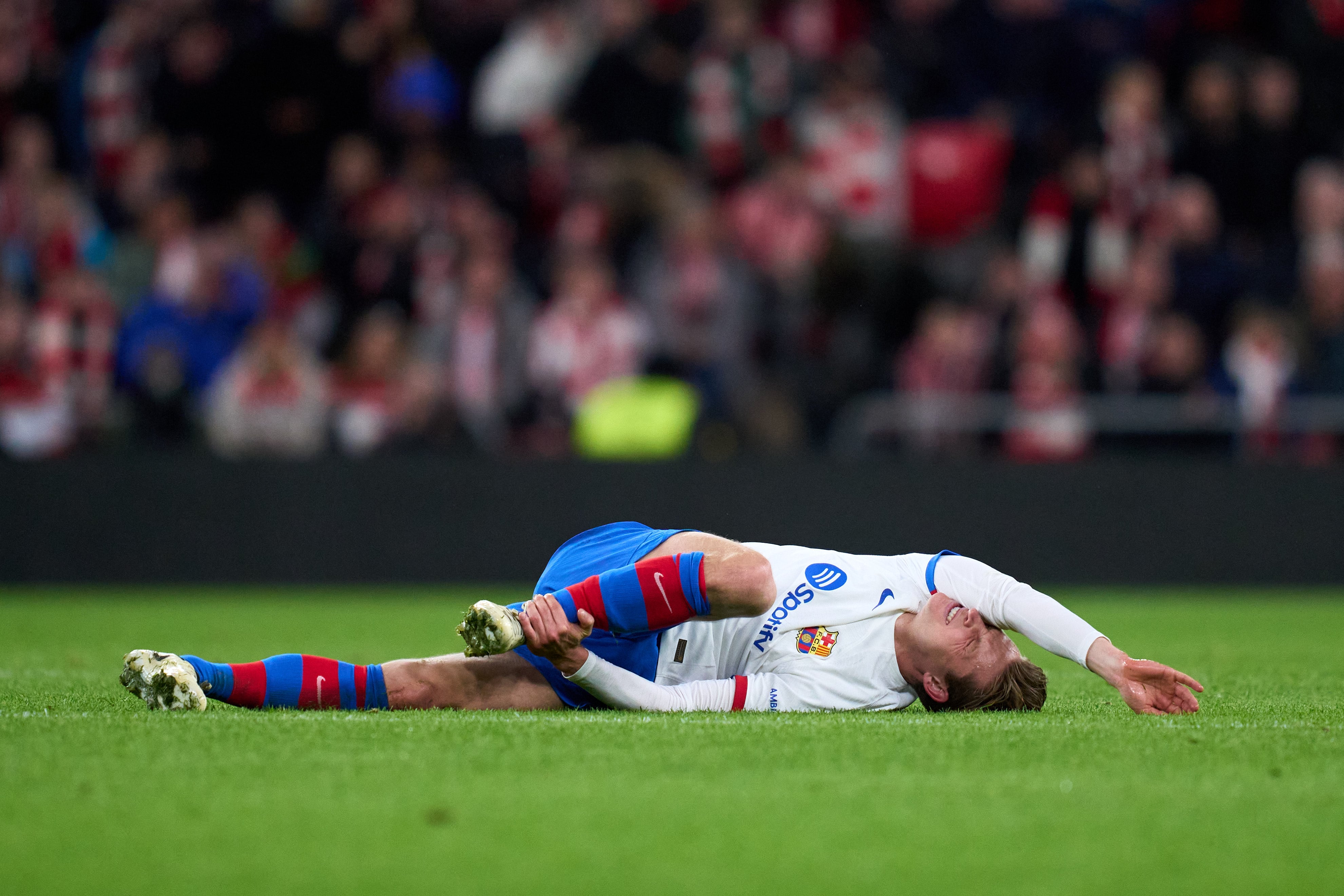 Frenkie de Jong, lesionado en San Mamés durante el Athletic - Barça de Liga. (Photo by Alex Caparros/Getty Images)