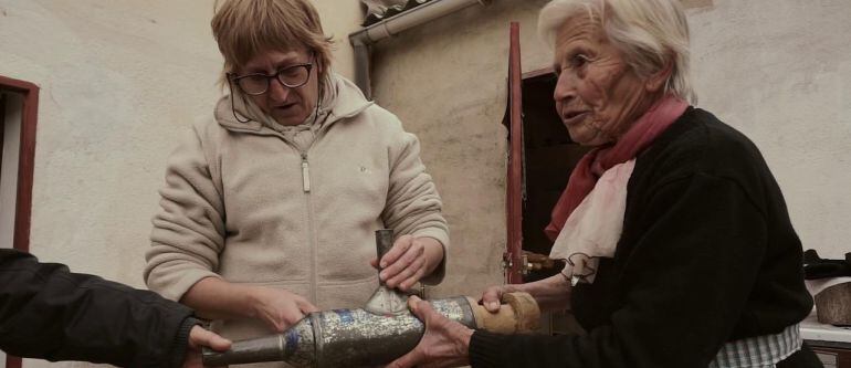 Las protagonistas del documental, Lourdes e Hilaria, haciendo chorizos con una máquina antigua.