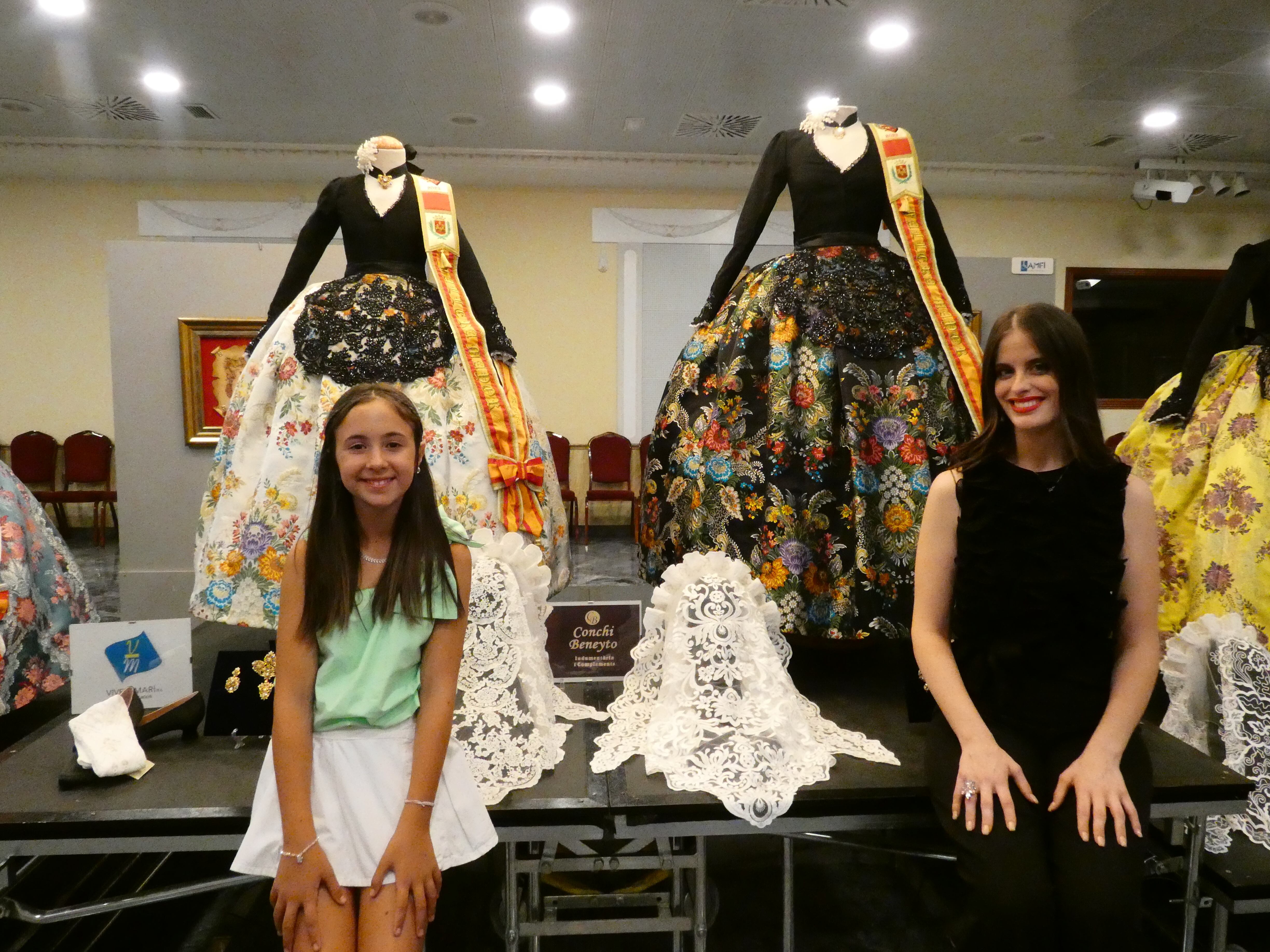 Falleras Mayores de Elda 2023 en la presentación de la indumentaria fallera