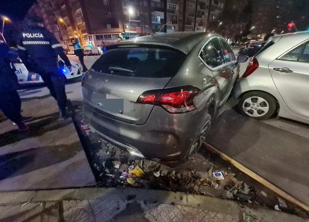 El conductor perdió el control del vehículo, chocó contra otro coche y desplazó una terraza de hostelería