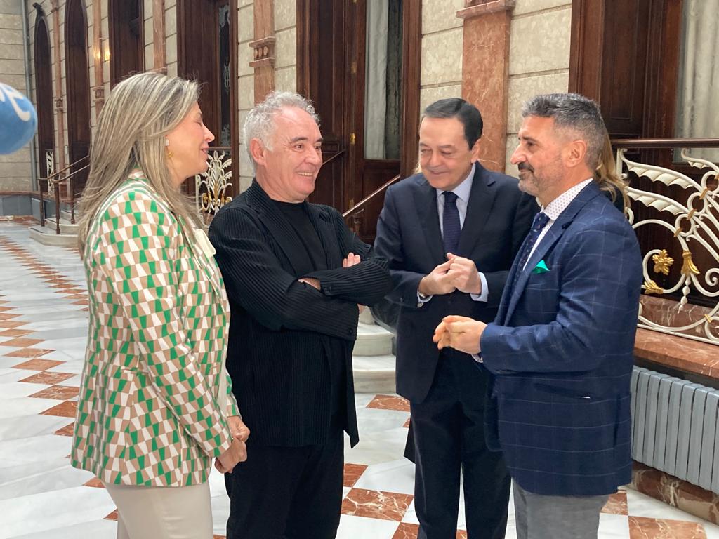 De izquierda de derecha, la directora territorial de CaixaBank, Olga García; el presidente de elBulliFoundation, Ferrán Adriá; el presidente de CROEM, José María Albarracín y el presidente de HoyTú, Jesús Jiménez