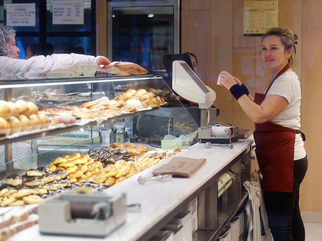 Una mujer trabaja en una cafetería