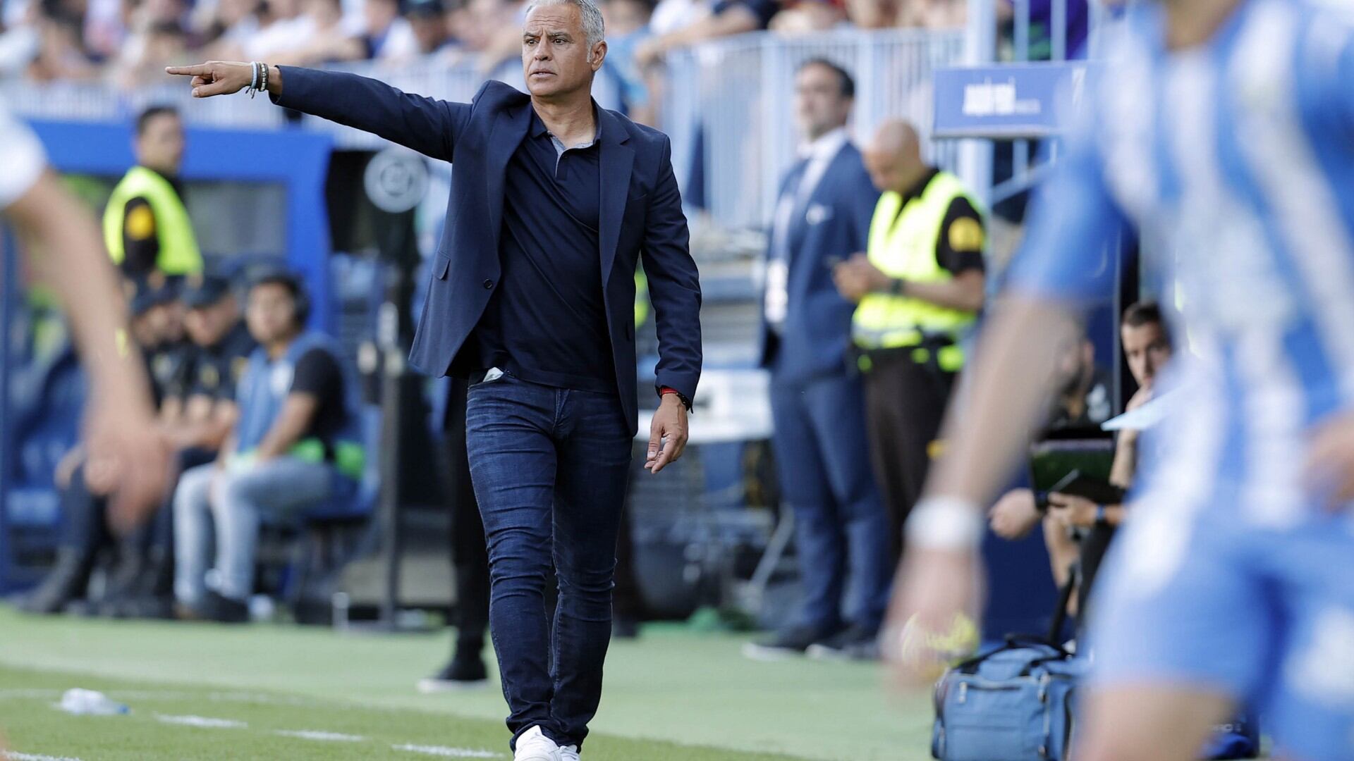 El técnico del Málaga Sergio Pellicer, dirigiendo en el encuentro de la pasada jornada ante el Huesca