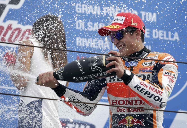 Marc Márquez celebra su victoria en Misano