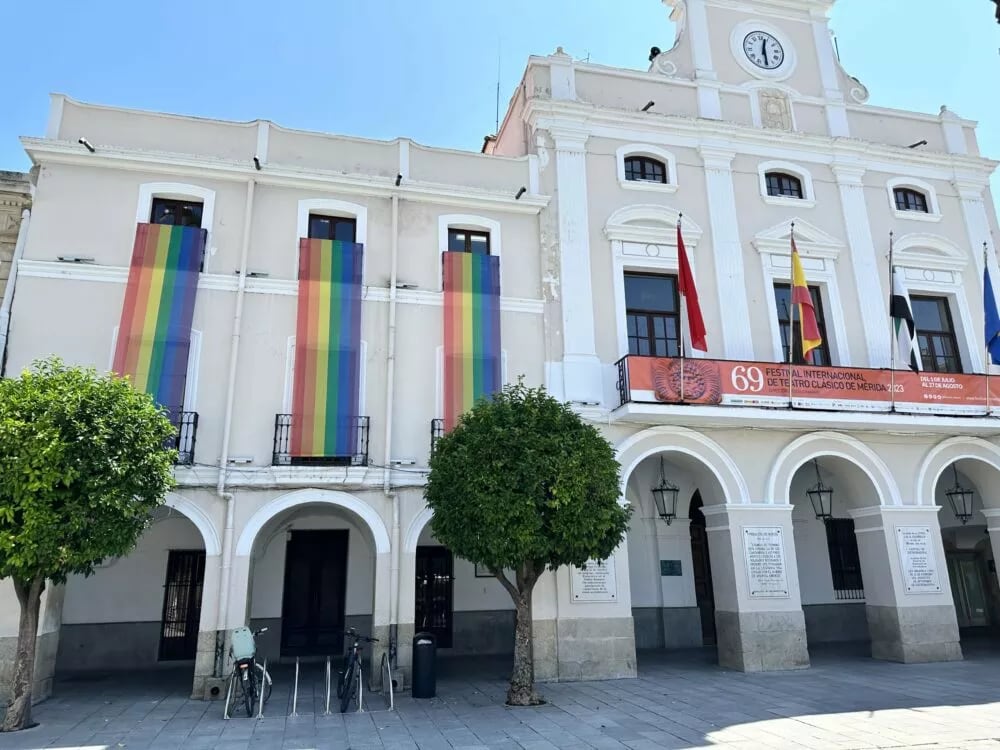 Estandartes de la bandera LGTBI cuelgan de balcones en el Ayuntamiento de Mérida