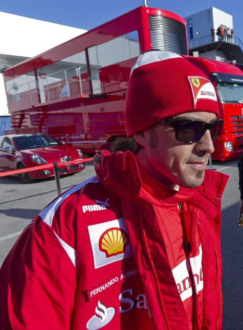 Fernando Alonso en el paddock del circuito de Jerez de la Frontera