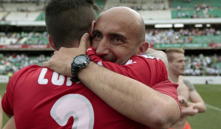 GRA189. SEVILLA, 07/06/2015.-El entrenador del Sporting de Gijón, Abelardo Rodriguez (d), se abraza a sus jugadores mientras celebran el ascenso a primera división tras el partido de Liga Adelante que han jugado contra el Betis hoy en el estadio Benito Villamarín de Sevilla. EFE/Julio Muñoz