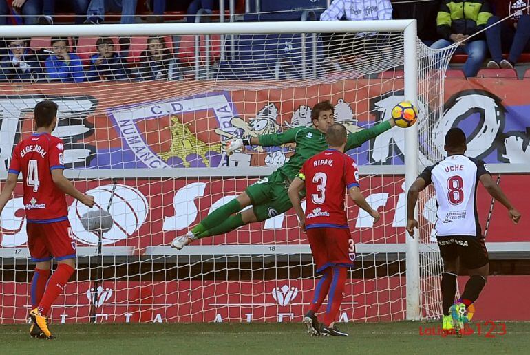 Aitor Fernádez realiza una parada en Los Pajaritos en el partido ante el Nástic.