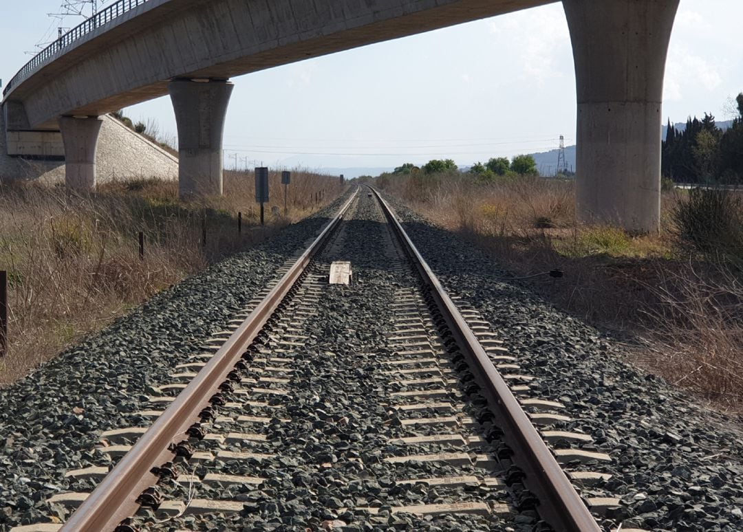 Línea férrea convencional Bobadilla-Granada a la altura de Bobadilla con el &#039;bypass&#039; de la línea AVE Málaga-Granada sobre el puente. De frente, la vía se dirige hacia Granada