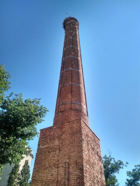 La chimenea se alza a la entrada de la localidad