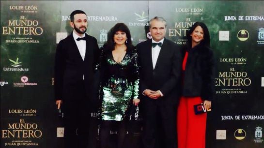 De izquierda a derecha: Julián Quintanilla (director), Loles León (actriz), Francisco Fragoso (alcalde de Badajoz) y Paloma Morcillo (edil de Cultura), en el estreno de &quot;El Mundo Entero&quot;.