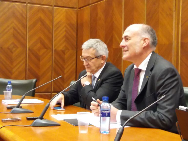 El rector asturiano, Santiago García (izq.) y el presidente de la Comisión del G9, Iñaki Goirizelaia, durante un receso del encuentro en Oviedo