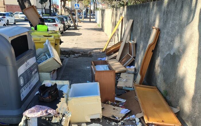 Residuos depositados en la vía pública de La Línea