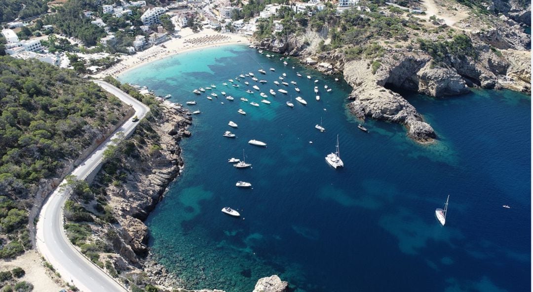 Embarcaciones fondeadas en Cala Vedella