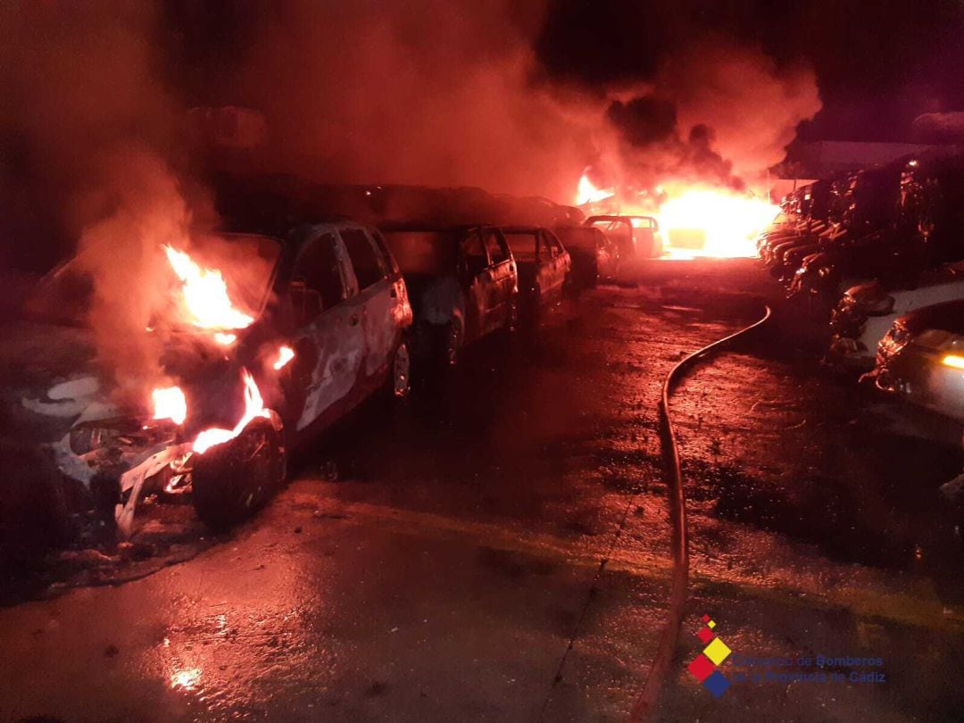 Unos 200 vehículos salen ardiendo en un desguace