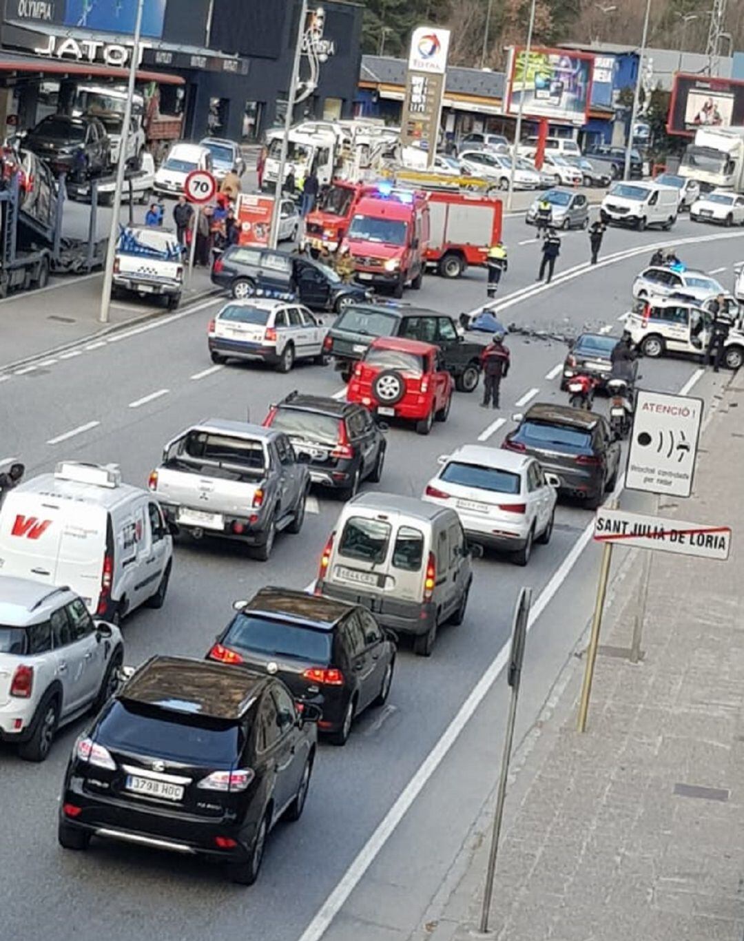 Estat en què han quedat els vehicles accidentats al xoc múltiple d'aquest matí a l'alçada de la Font del Ferro, a Sant Julià de Lòria.