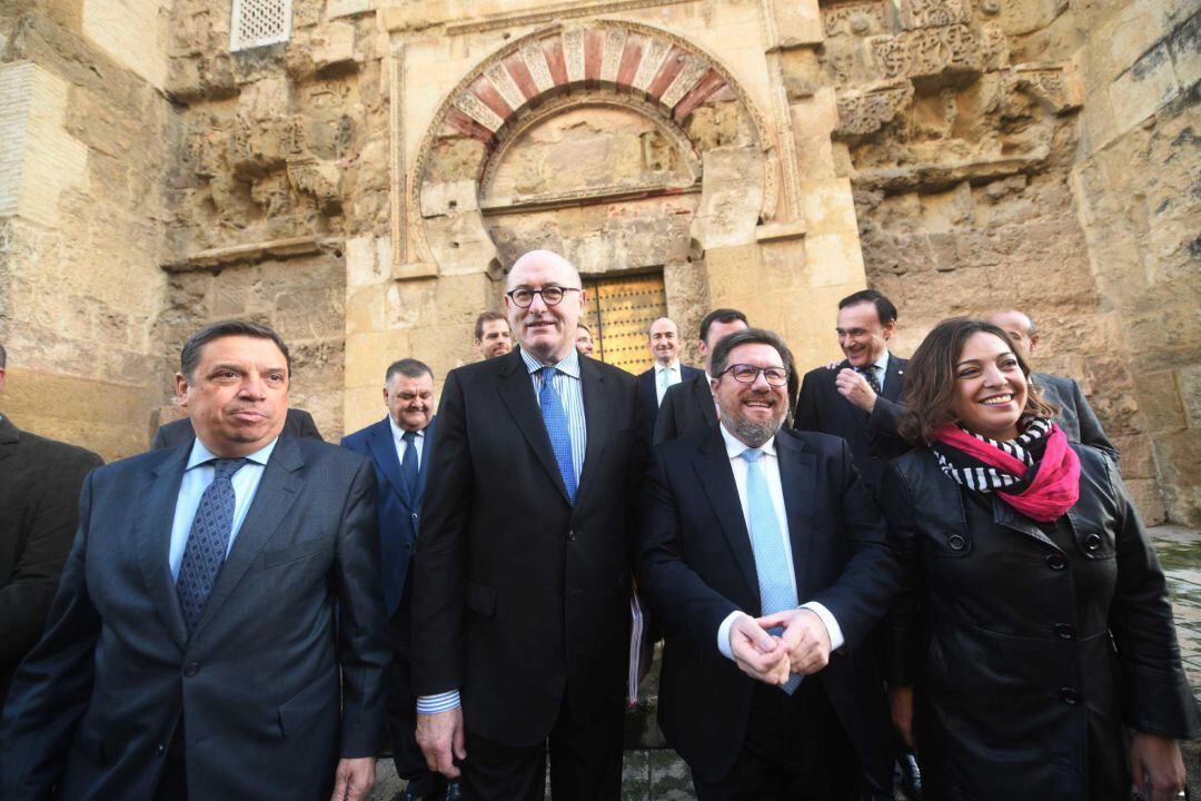 El Comisario Europeo de Agricultura, Phil Hogan, con el ministro, Luis Planas, el consejero, Sánchez-Haro y la alcaldesa de Córdoba, Isabel Ambrosio en la víspera de la inauguración de DATAGRI