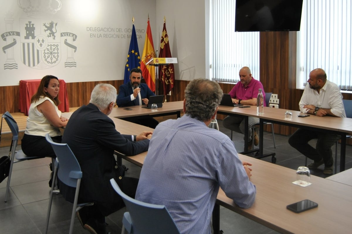 Diego Ortega mantiene un encuentro en la Delegación del Gobierno con el director de Relaciones Institucionales de Renfe sobre los cortes en la línea Cartagena-Murcia