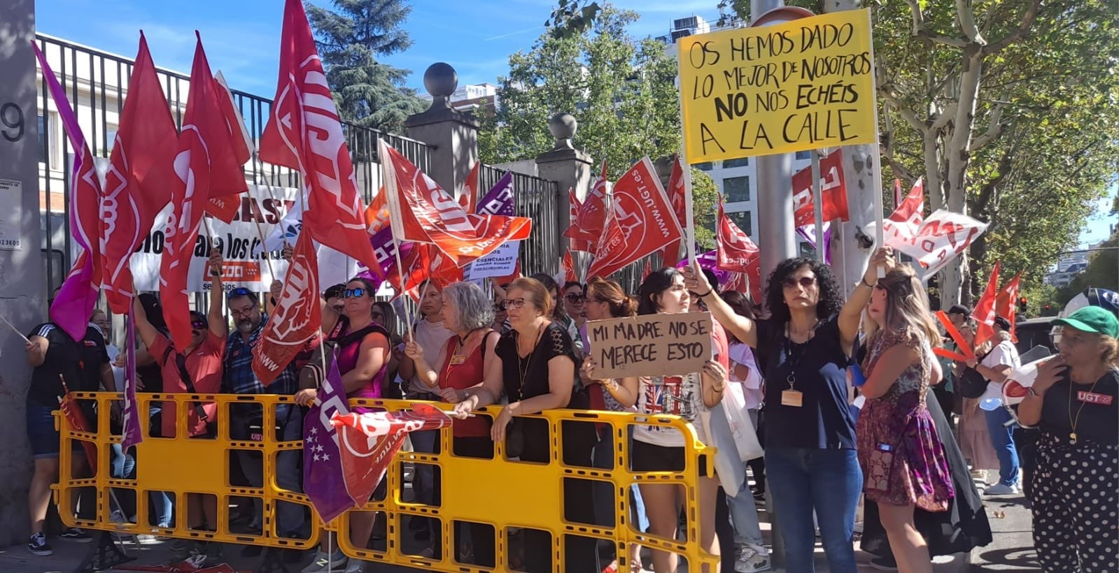 Protesta de los trabajadores de Konecta BTO frente a la sede del Ministerio de Seguridad Social.