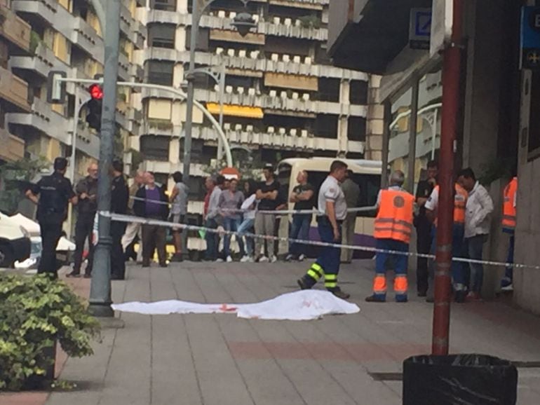 Un vecino de Ourense, falleció ayer por la tarde al precipitarse desde un cuarto piso del edificio número 22 de la céntrica calle Juan XXIII