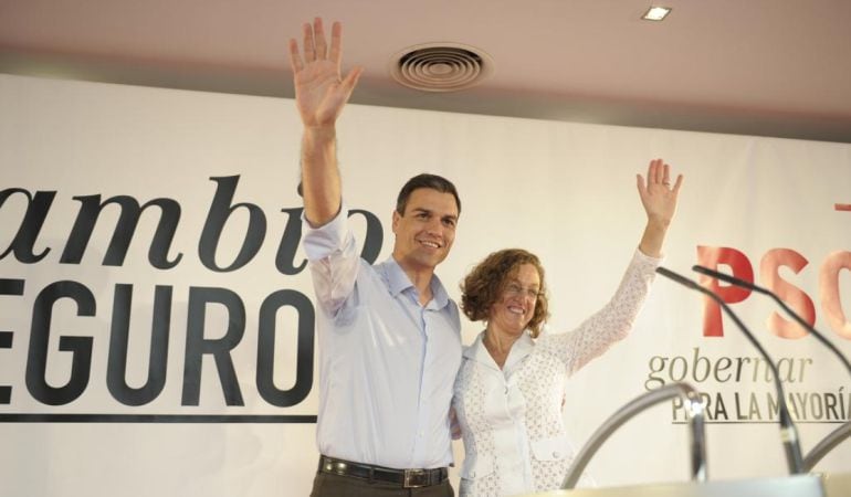 Gloria Rojas, junto a Pedro Sánchez en un acto en Melilla