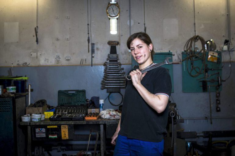 La mecánica Adrienn Jandzso posa con su llave en el taller del servicio de ambulancia nacional de Veszprem, a 108 kilómetros de Budapest, Hungría, el 25 de febrero de 2016. El Día de la Mujer, que se celebrará mañana, tiene su origen en la lucha obrera qu