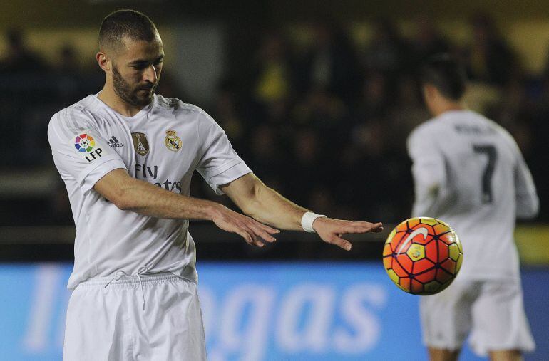 Benzema tira la pelota en El Madrigal