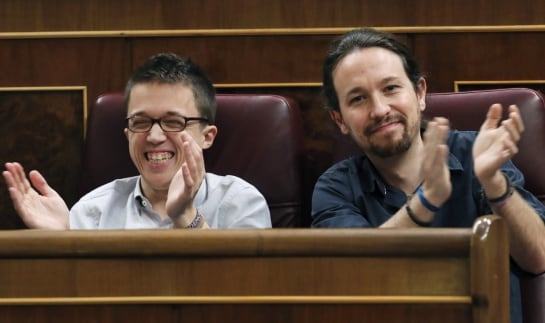 GRA344. MADRID, 01/03/2016.- Los diputados de Podemos, Pablo Iglesias (d) e Iñigo Errejón, aplauden durante la intervención del secretario general del PSOE, Pedro Sánchez, en la primera jornada de la sesión de su investidura, esta tarde en el Congreso de 