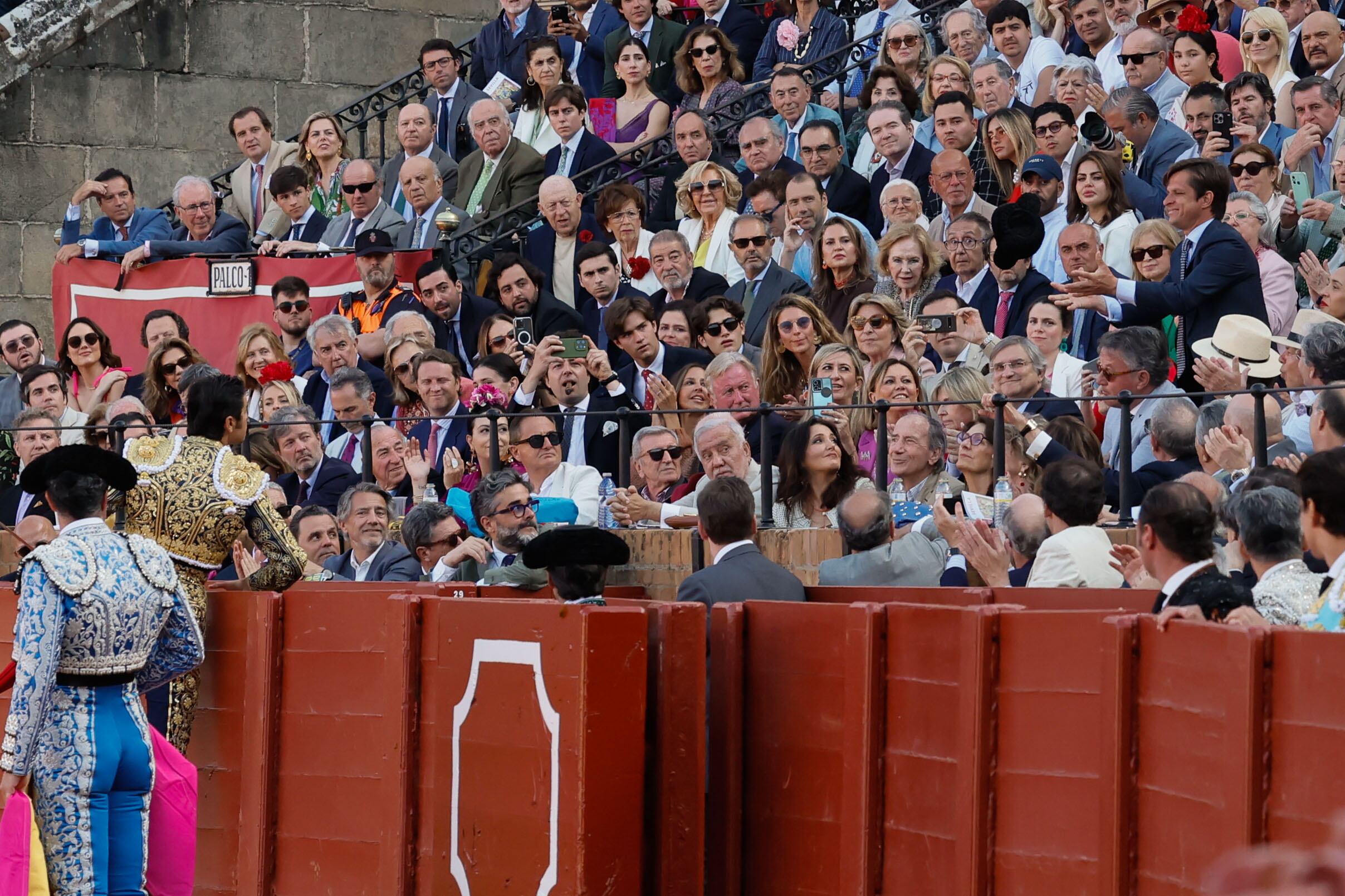 SEVILLA, 07/05/2025.- El diestro Miguel Angel Perera brinda su primer astado a El Juli durante el festejo taurino correspondiente a la Feria de Abril, este miércoles en Sevilla. EFE/ José Manuel Vidal