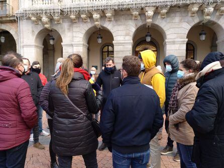 La concentración ha coincidido con la celebración del último pleno municipal del año