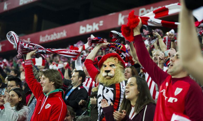 La afición del Athletic durante el himno del Athletic en San Mamés