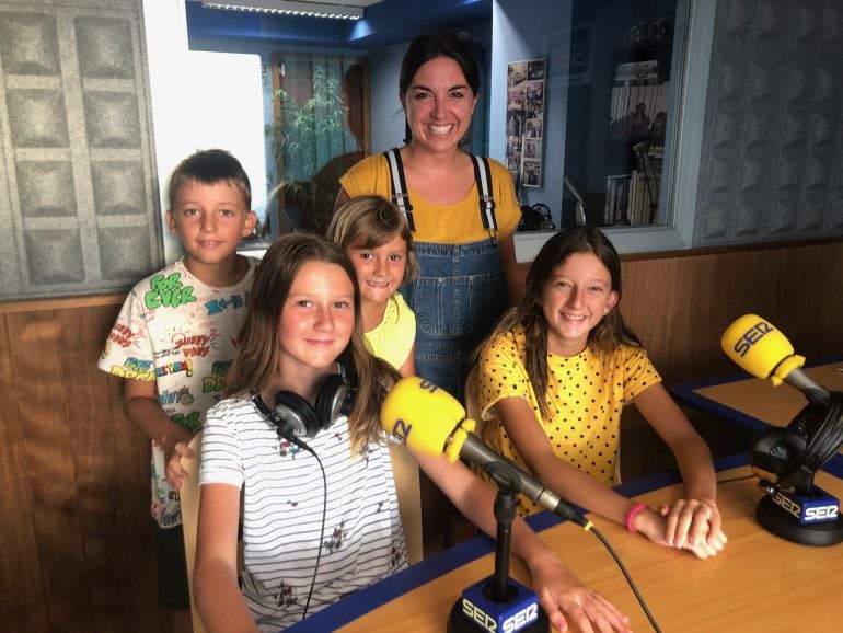 Simón, Paula, Miriam y Daniela con Noe Martínez