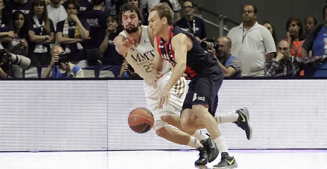 El escolta estadounidense del Caja Laboral Brad Oleson avanza con el balón ante el base del Real Madrid Sergio Llull durante el quinto partido de las semifinales de la Liga ACB que disputan ambos equipos hoy, 02 de junio de 2012, en el Palacio de los Depo