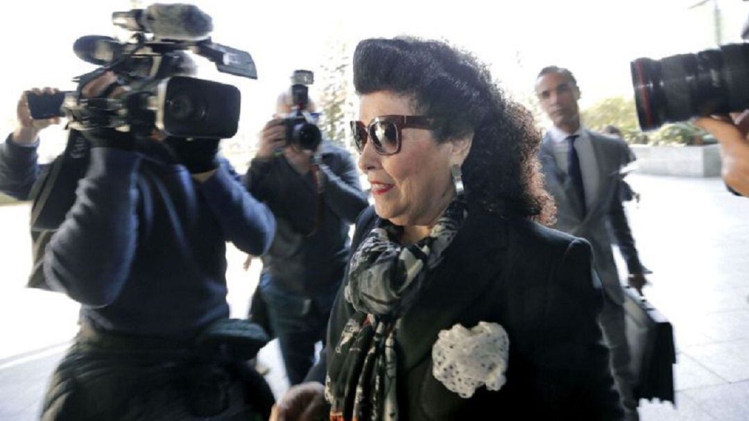 La ex directora del IVAM, Consuelo Ciscar saliendo de la Ciudad de la Justicia de València