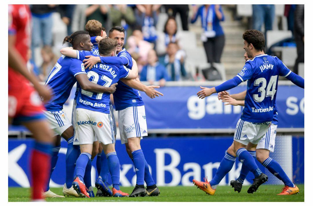 Los jugadores del Oviedo celebran el tanto marcado por Carlos Hernández.