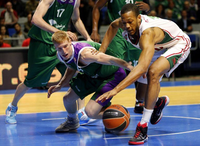 Alberto Díaz lucha por el balón ante Anthony Randolph