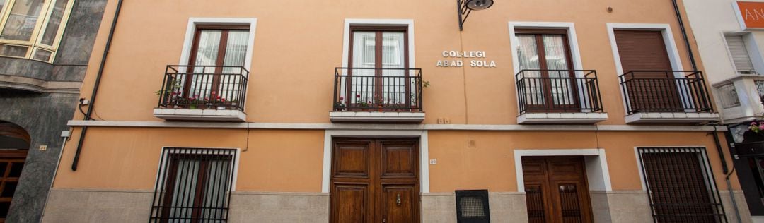 Fachada del colegio Abad Sola de Gandia 