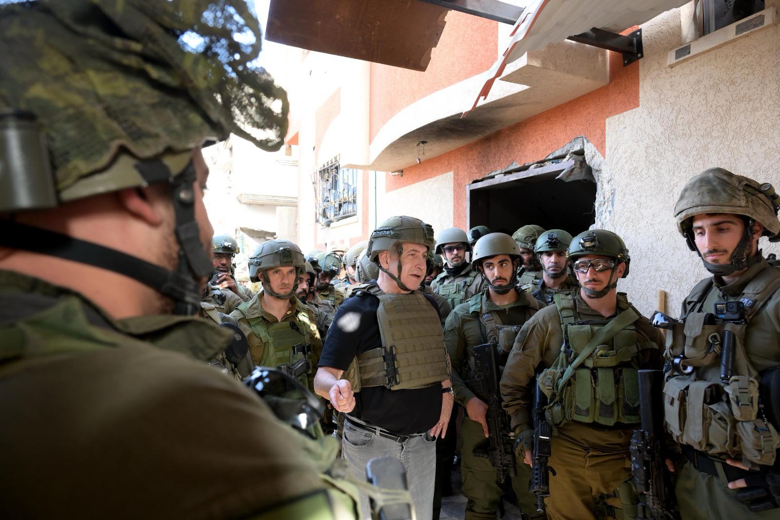 Netanyahu visita a las tropa israelíes en la Franja de Gaza.