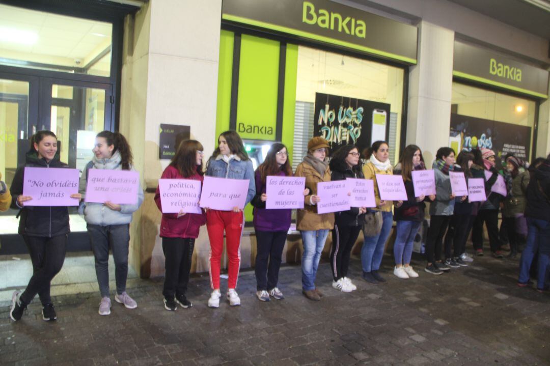 Un grupo de jóvenes participan en una concentración feminista en Cuéllar