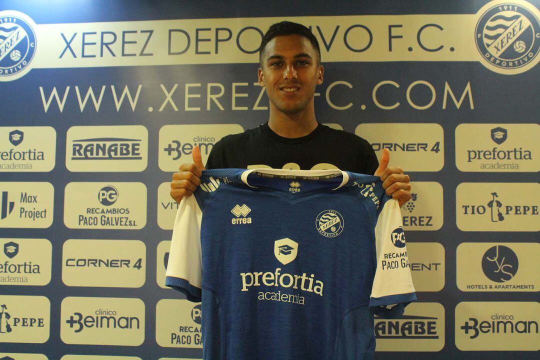 Amin posando con la camiseta del Xerez DFC