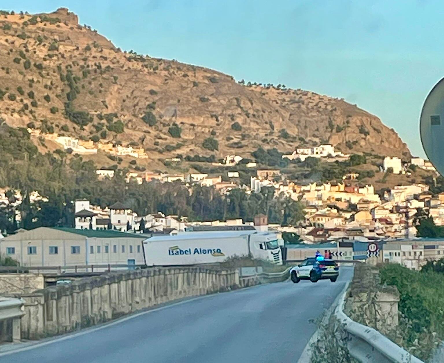 El cambión siniestrad mientras la Guardia Civil ha cortado la carretera de acceso este lunes en Pizarra (Málaga)